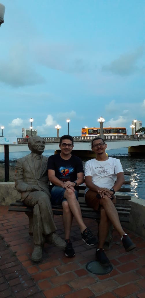 Com meu amigo Aldemir junto à escultura em honra a João Cabral de Melo Neto.