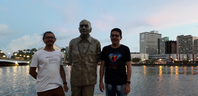 Com meu amigo Aldemir junto à escultura em honra a Ariano Suassuna.