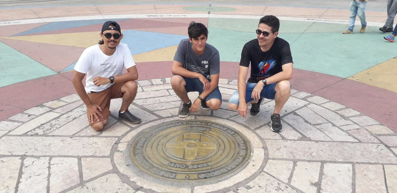 Com os amigos Iago e Aldemir junto ao Marco Zero em Recife-PE.